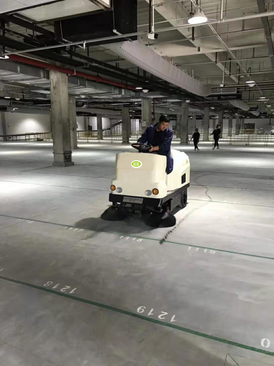 駕駛式掃地機(jī)DW-1460服務(wù)于車間