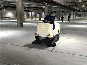 駕駛式掃地機(jī)DW-1460服務(wù)于車(chē)間 